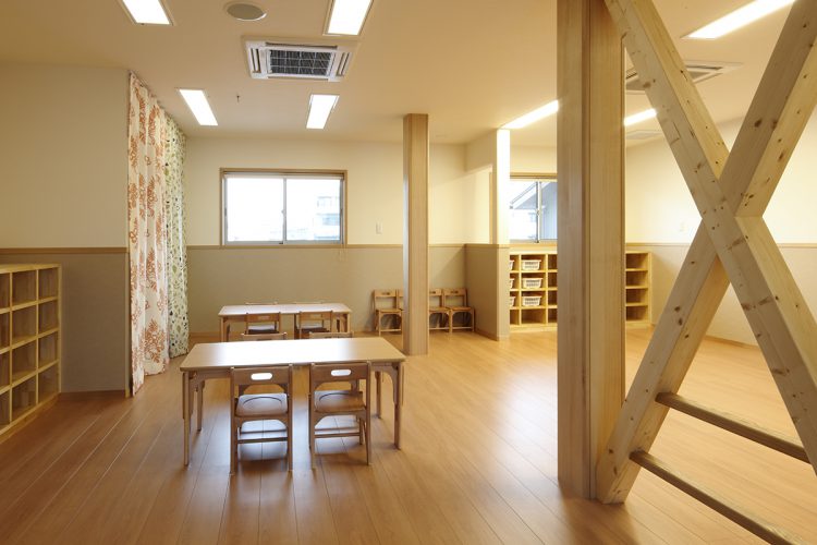 名古屋市千種区の保育施設の筋交いがみえる4・5歳児の保育室