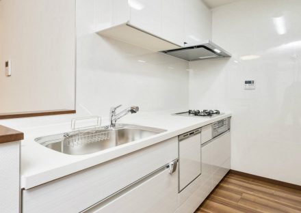 名古屋市北区の注文住宅の調理スペースの広い白色システムキッチン