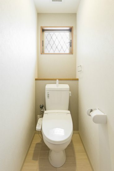 名古屋市西区の戸建賃貸のナチュラルテイストな窓･棚付きトイレ
