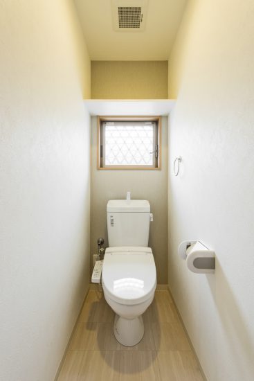名古屋市北区のメゾネット賃貸アパートの棚&窓付きトイレ