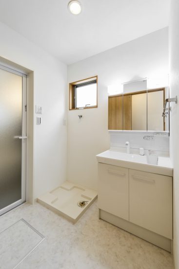 名古屋市天白区の戸建賃貸住宅の窓付きのシンプルな洗面室