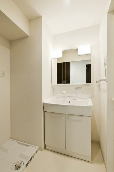名古屋市千種区の賃貸マンションの白で統一された洗面室