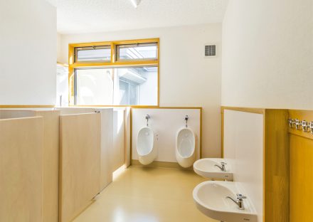 名古屋市中村区の保育園のシンプルなデザインの子ども用トイレ