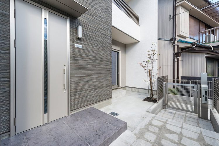 名古屋市熱田区の戸建賃貸住宅の落ち着いたトーンの玄関