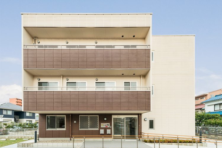 名古屋市南区の介護施設　駐車場付き。玄関までスロープもあります。