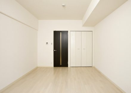 名古屋市千種区の賃貸マンションのモノトーンの収納付き洋室