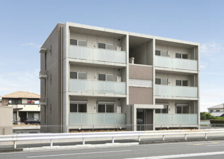 愛知県一宮市の全室角部屋の賃貸マンションのガラス製手すりがスタイリッシュな外観デザイン