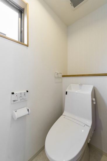 名古屋市天白区の戸建賃貸住宅の窓と棚の付いたシンプルなトイレ