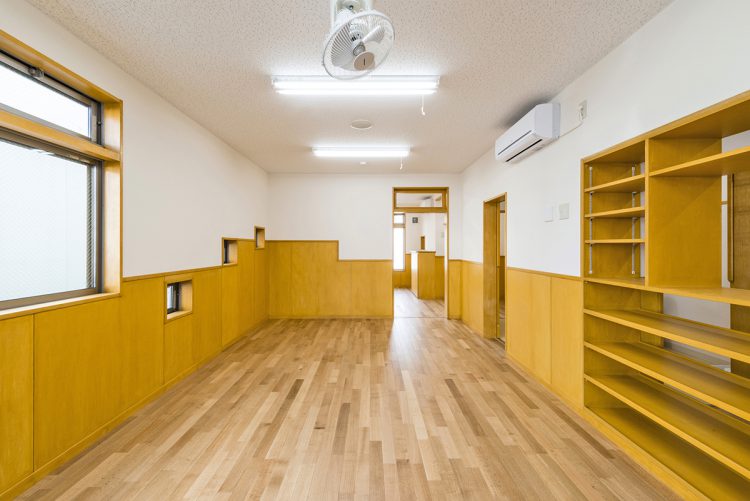 名古屋市中村区の保育施設の壁の埋め込まれた棚のある0歳児保育室