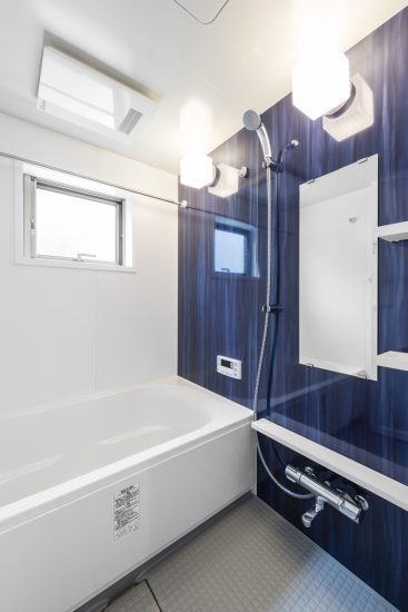 名古屋市天白区の戸建賃貸住宅の深い青色のゆとりサイズのお風呂
