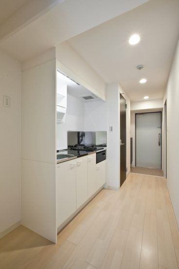 名古屋市千種区の賃貸マンションの棚の付いたコンパクトなシステムキッチン
