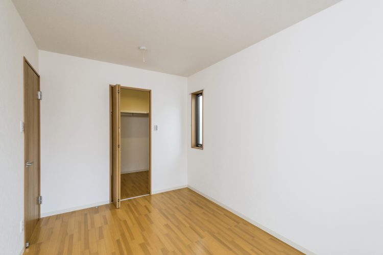 名古屋市天白区の戸建賃貸住宅のクローゼット付の木目のフローリングの2階洋室