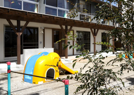 名古屋市千種区の遊具の置かれた広さのある園庭