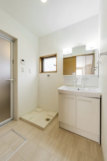 名古屋市北区のメゾネット賃貸アパートのシンプルな窓付き洗面室