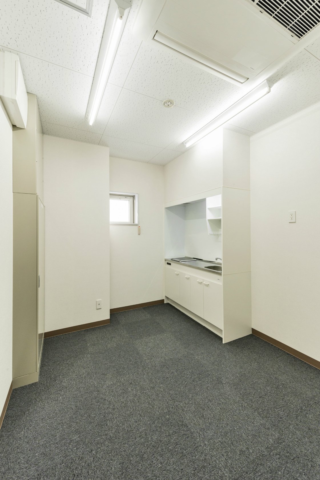 名古屋市名東区の鉄骨造2階建ての事務所の窓がある給湯室