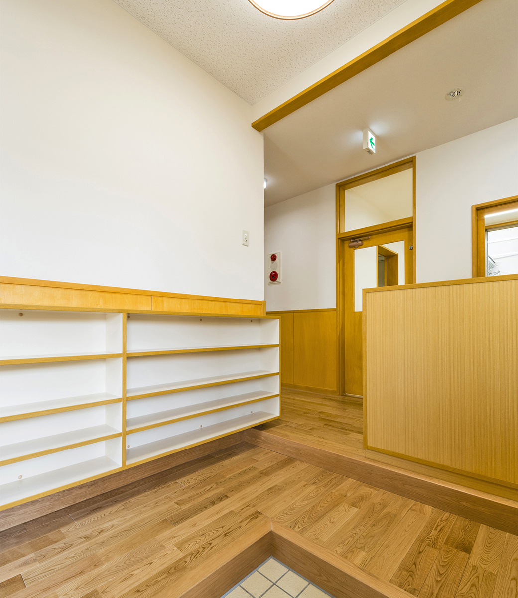 名古屋市中村区の保育施設の下駄箱付きの玄関ホール