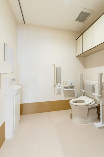 名古屋市南区の介護施設の手洗い場付きのトィレ