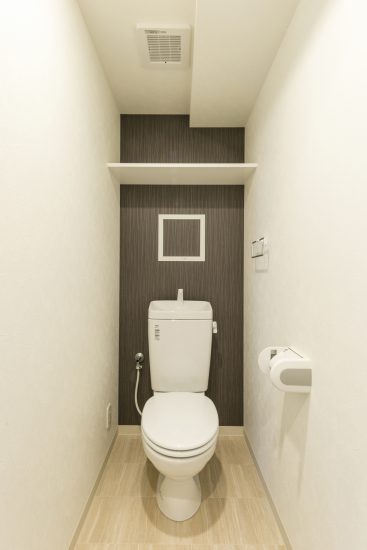 名古屋市緑区の賃貸マンションの棚付きのアクセントクロスがおしゃれなトイレ