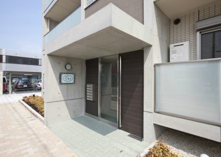 愛知県一宮市の全室角部屋の賃貸マンションのコンクリート打ちっぱなしの素材感を生かしたエントランスデザイン