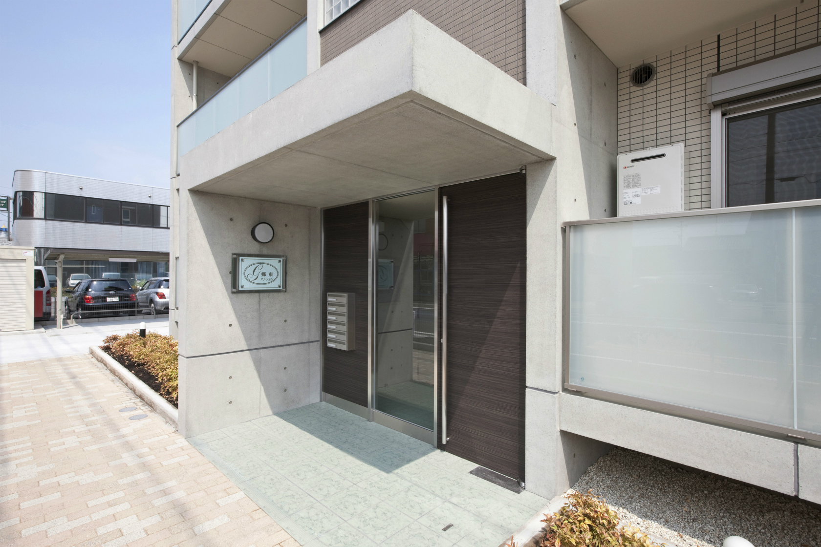 愛知県一宮市の全室角部屋の賃貸マンションのコンクリート打ちっぱなしの素材感を生かしたエントランスデザイン