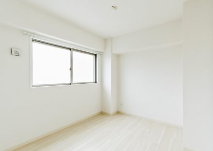 岐阜県岐阜市の賃貸マンションの真っ白な壁と天井の洋室