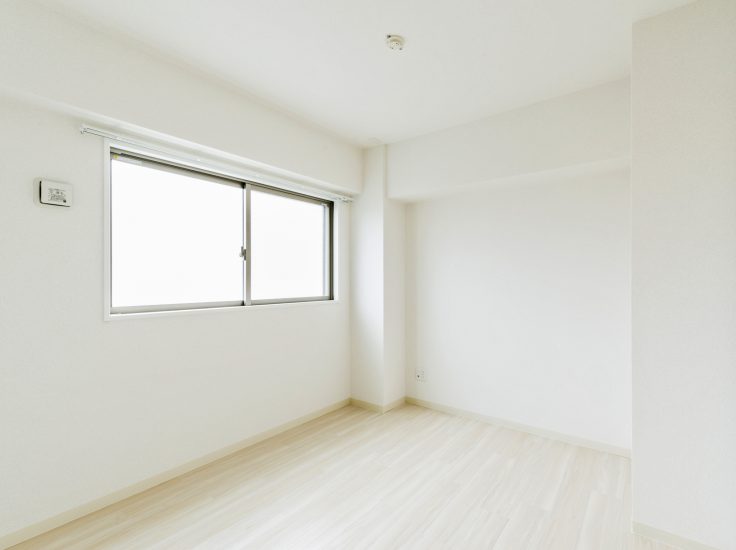 岐阜県岐阜市の賃貸マンションの真っ白な壁と天井の洋室