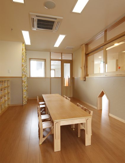 名古屋市千種区の保育施設の廊下とつながる抜け穴のある3歳児保育室