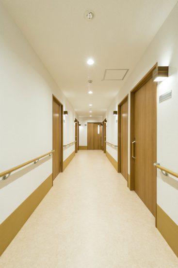 名古屋市西区の福祉施設の手すり付の廊下