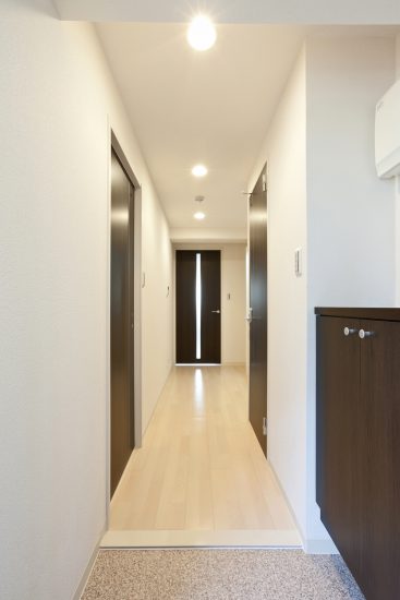 名古屋市千種区の賃貸マンションのドアとシューズボックスの色がアクセント