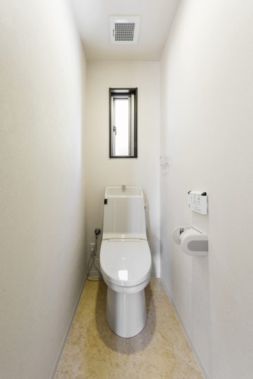 愛知県日進市の戸建賃貸住宅の窓付きのシンプルな手洗い付きのトイレ