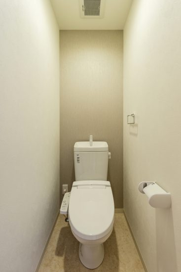 名古屋市名東区のメゾネット賃貸アパートのシンプルなトイレ
