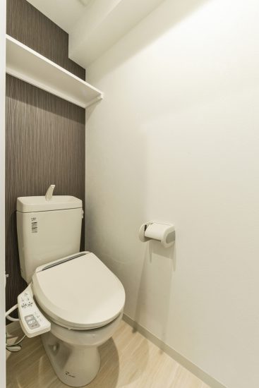 岐阜県岐阜市の賃貸マンションの棚付きのシンプルなトイレ