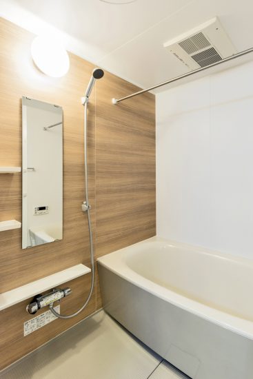 名古屋市緑区の賃貸マンションの浴室乾燥機付きのゆったりとしたバスルーム