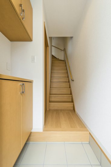 名古屋市北区のメゾネット賃貸アパートの階段があるシューズボックス付きの玄関ホール