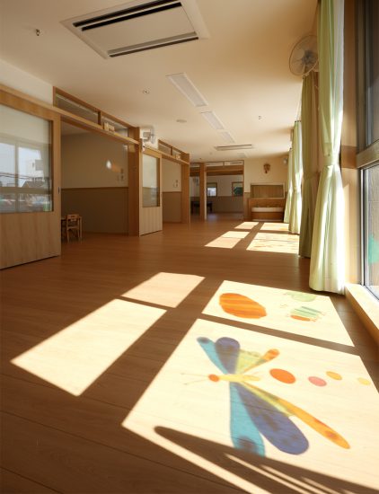 名古屋市千種区の保育施設の窓の模様が床に映し出される縁側スペース