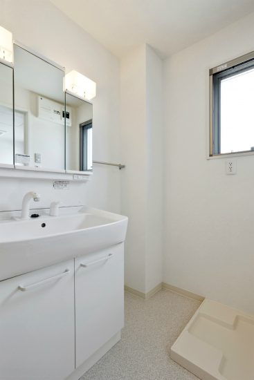 愛知県一宮市の全室角部屋の賃貸マンションの窓付きの白で統一された洗面室