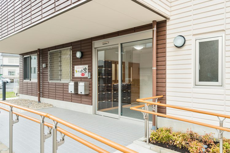 名古屋市南区の介護施設の植栽が横にあるスロープの付いたエントランス