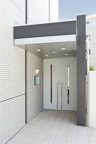 名古屋市千種区の賃貸マンションのスリットのあるドアの付いたエントランス