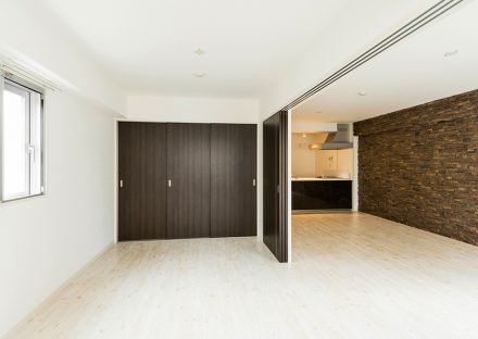 名古屋市千種区の賃貸マンションの洋室とつなげて使えるLDK　建具もダークブラウン