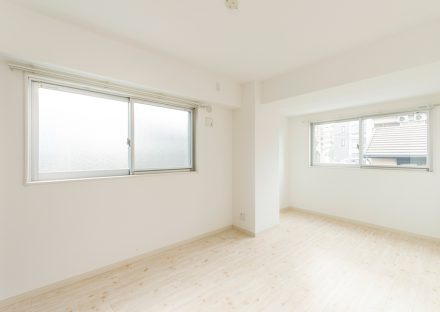 名古屋市千種区の賃貸マンションの白で統一された洋室