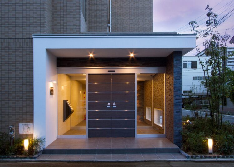 名古屋市西区の賃貸マンションのライトアップされたオートロック付き高級感あるエントランス