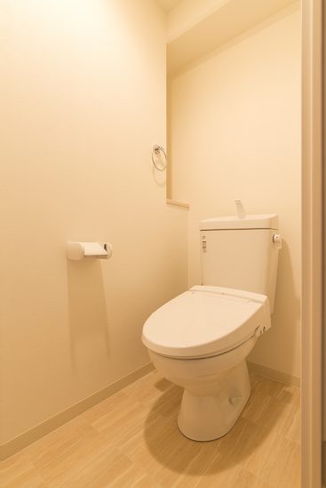 名古屋市名東区の賃貸マンションの白を基調とした清潔感のあるトイレ