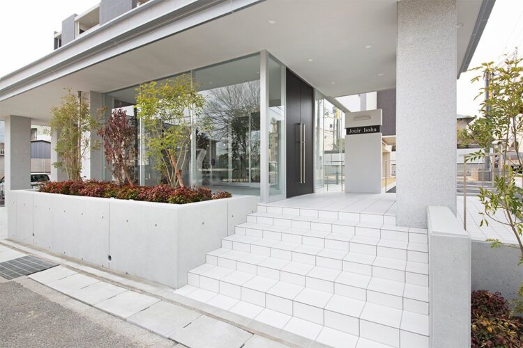 名古屋市名東区の賃貸マンションの華やかな植栽のある玄関アプローチ