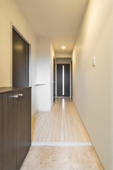 名古屋市東区の賃貸マンションのシューズボックス付玄関と小さな飾り棚のある廊下