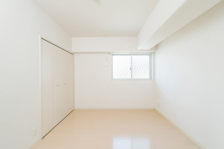 名古屋市天白区の3階建て賃貸マンションのナチュラルカラーの収納付き洋室