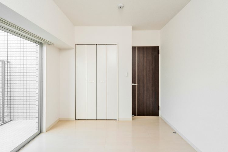 名古屋市天白区の3階建て賃貸マンションのベランダ付きの収納のある洋室