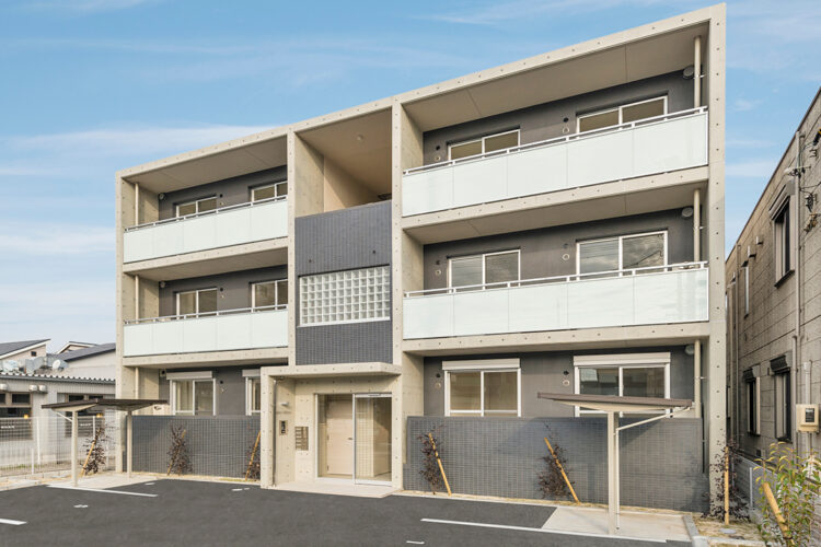 名古屋市熱田区の全室角部屋3階建て賃貸マンションの中央のガラスブロックがおしゃれな外観デザイン