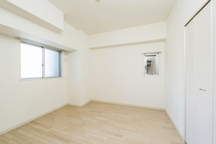 名古屋市名東区の賃貸マンションの白を基調とした洋室