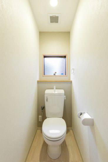 名古屋市名東区のメゾネット賃貸アパートのナチュラルテイストの窓付きトイレ