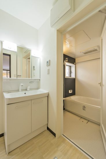名古屋市名東区のメゾネット賃貸アパートの洗面室とつながるゆとりサイズのお風呂場